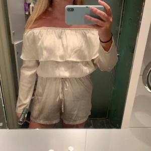 Jumpsuit i silke - Jumpsuit i silke ifrån bubbelroom, Lovisa barkmans collection. Köpte för två år sen andvänd 1 gång så i väldigt bra skick. I storlek 42 men skulle säga mer som en 40. Köparen står för frakt. Köpt för 499kr