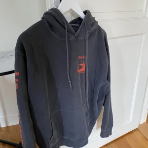 Brandy Melville hoodie  - Riktigt cool hoodie köpt på Brandy Melville butik i New York, märket är dock inte BM. Säljer eftersom den inte används tillräckligt. Den är inte urtvättad och sliten, den ”ska” se ut så (såg likadan ut vid köpet). Frakt tillkommer men kan mötas i Sthlm💓