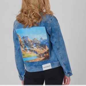 Calvin Klein Jeansjacka - Säljer min jeansjacka från Calvin Klein. Superfint skick och i ganska strechigt material. Tryck på ryggen. Passar xs-m beroende på hur man vill att den ska sitta. Nypris 1099kr. Mitt pris 400kr. Förhandlingsbart. Frakt ingår