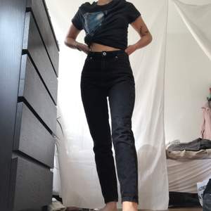 Svarta Mom jeans från Lager 157. Strl XS. Jag är 170 cm och har strl S som referens. 50:- + frakt. 🍂 Tar Swish