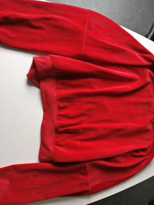 Cropped röd velour tröja  - Supermysig röd velour tröja. Den är stor i ärmarna och kortare och mer 'pösig' upptill. Riktigt snygg. Supermysig. Passar S-M. Frakt på 60:- tillkommer.
