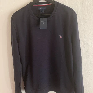 Utförsäljning - Gant - Helt ny- Original - Säljer Gant Tröja som är helt ny men passar inte på mig. Köpt utomlands för 80Euro (800kr) Storlek: XL men funkar bäst för dom som har L eller kanske även M  Frakt med spårnummer kostar 63kr