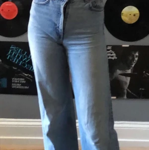 Vida jeans från monki - Min kompis har målat dessa, asfina