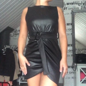 skinn klänning - har fortfarande lappen kvar på. 