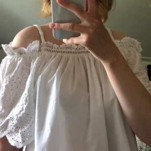 Gina Tricot off shoulder tröja - Jättesöt och somrig off shoulder-tröja från Gina tricot. Frakt tillkommer eller möta upp i uppsala☀️