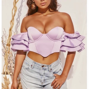 bardot top i lila strl 36 - helt oanvänd då den är för liten på mig! kan skicka fler bilder på den vid intresse! möts upp i sthlm!