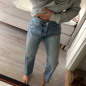 Jeans från Zara - Väldigt stora för mig i midjan och det var därför svårt att ta en bra bild. Skriv till mig om du undrar något. Köparen står för frakten🦋