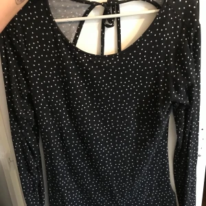 Fin topp med öppen rygg  - Oanvänd topp med en fin öppning på ryggen, strl medium. Säljs pågrund av för liten 