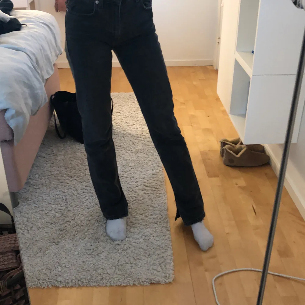 supersnygga jeans från zara som är sparsamt använda då de är för stora för mig i midjan💓 köptes för 400kr och köparen står för frakt💕. Jeans & Byxor.