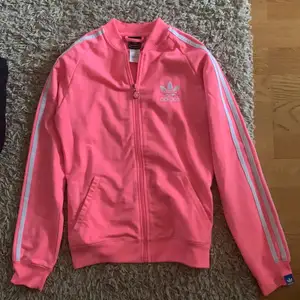 Säljer dessa fina turkos rosa Adidas! Väldigt fint skick knappt använd kom med bud! OBSstår ej för frakten 🌸