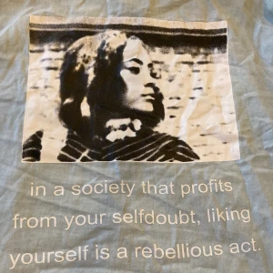 Jeans-skjorta med tryck - Cool jeans-skjorta med snyggt (och relevant!!) tryck på ryggen! 🔥 I stort sett oanvänd, därför i fint skick ⭐️ Köparen står för frakt, hör av er vid frågor/för fler bilder. Kan sänka priset vid snabb affär ⚡️