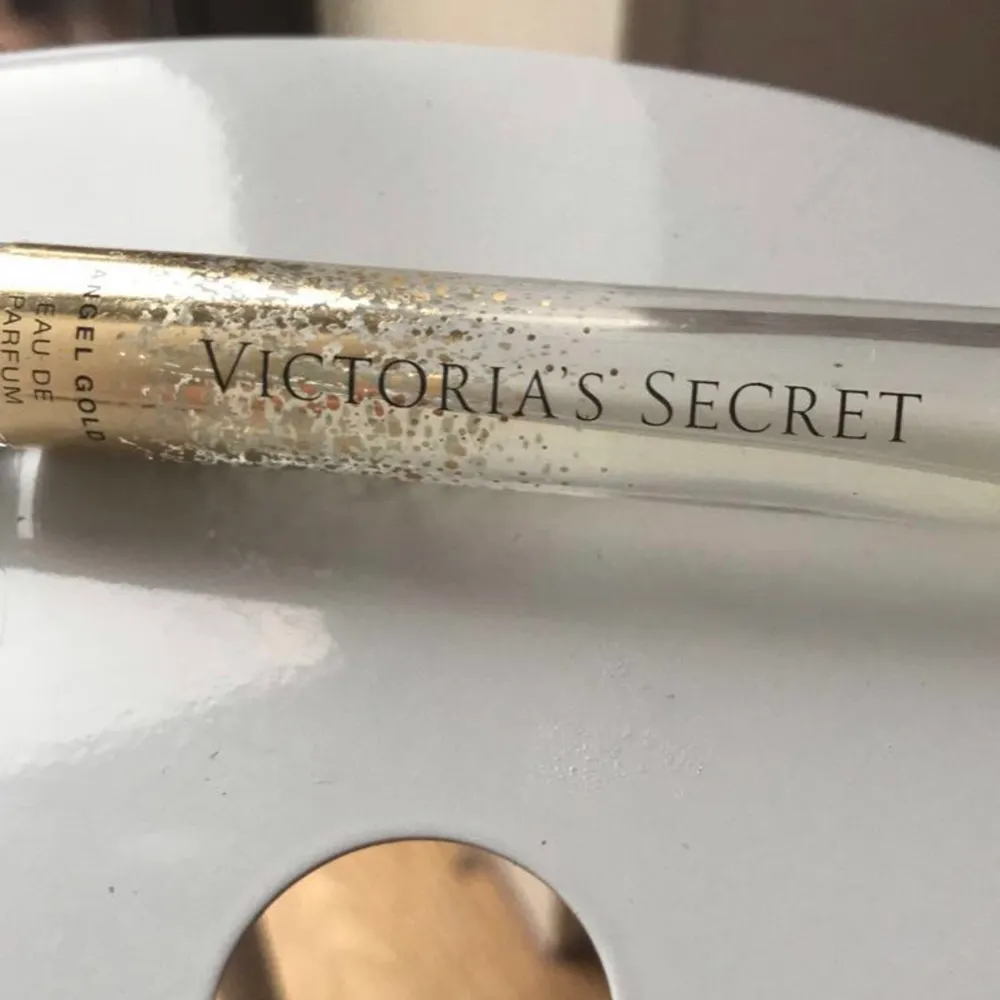 Victoria’S secret parfym andvänd typ 5 gånger, tar swich men står inte för frakten❤️ dm för mera info. Parfym.