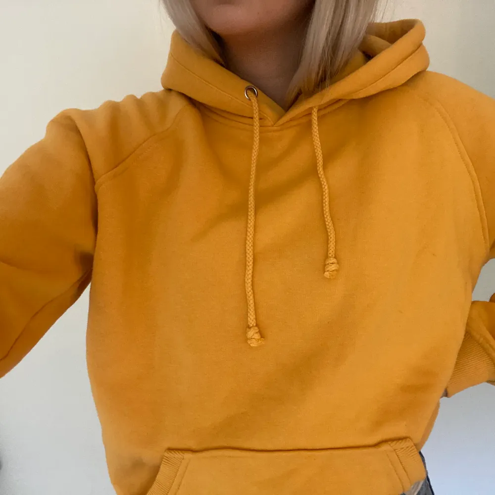 Orange/gul hoodie, jätteskönt material och mjuk på insidan. Bra skick! 💛. Hoodies.