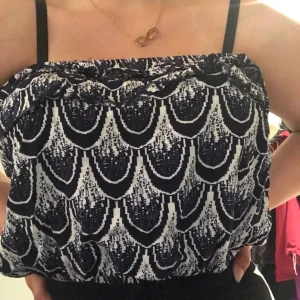 Topp med mönster strl S - Toppen har samma mönster på baksidan som fram. Hör av dig för mer information.