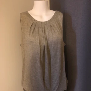 Glittrig grå topp - Glittrig grå topp från Wera i storlek L (passar S-L). Sparsamt använd. 