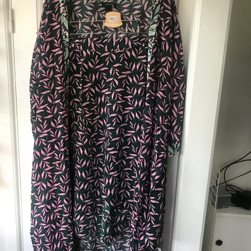 Fint set från monki med kaftan strl S, Slits i sidorna samt kjol strl 36 fejkomlott framtill. Aldrig använt. Kostymer.