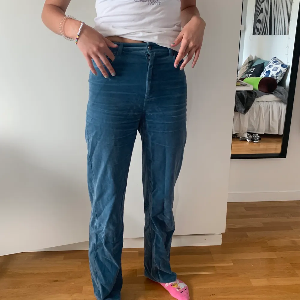 Jättefina byxor från &otherstories köpta för drygt 900💕 fin ljusblå färg men tyvärr försmå för mig. Modell är 181 cm lång. Jeans & Byxor.