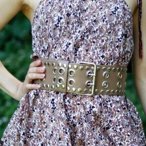 Brunt beige bälte med silverdetaljer - Brunt/beige bälte/skärp med silverdetaljer. Topp skick (sparsamt använt). Finns för avhämtning i Malmö, alt kan skickas (mot att köparen betalar frakten). Betalning via swish.