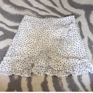 Volangkjol - Säljer min volangkjol då den inte riktigt är min stil. Jättesött o sätter sig efter formerna