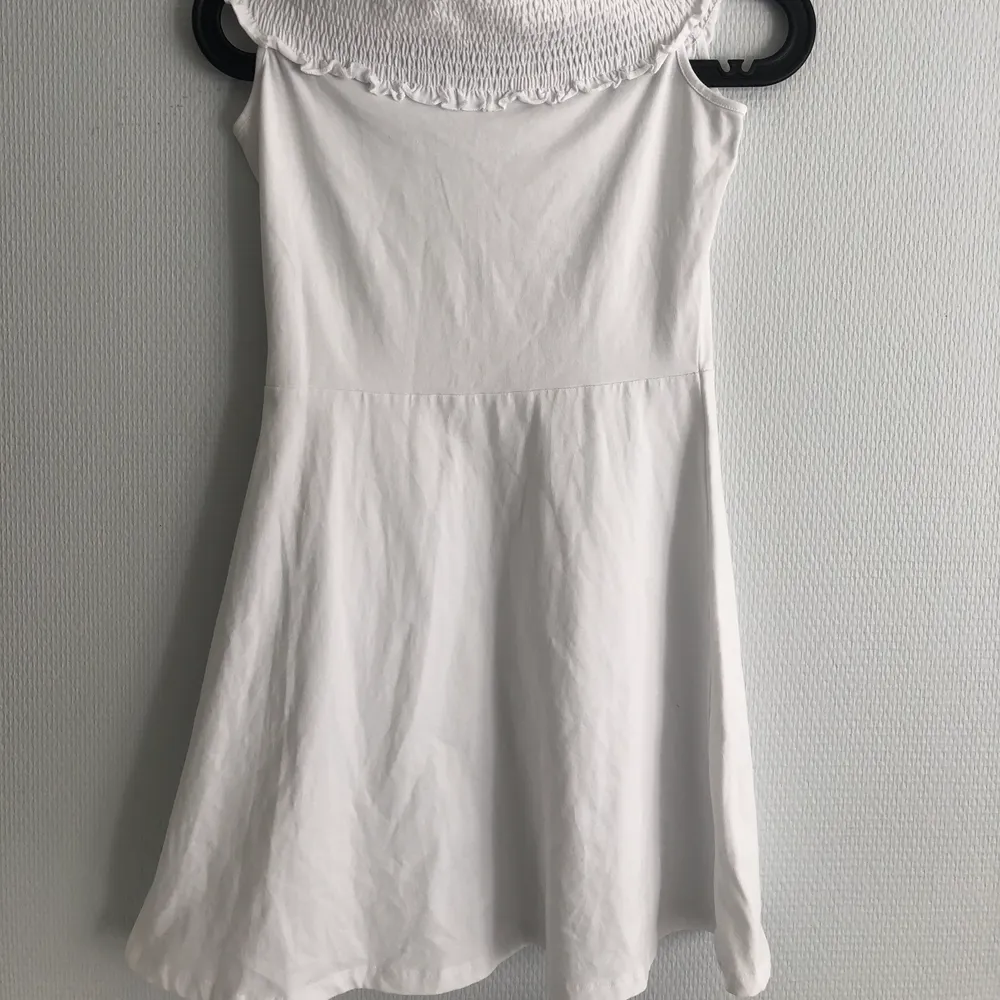 jättefin vit klänning perfekt för sommaren, använd en gång, frakt ingår 💕. Klänningar.