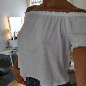 Topp - Vit topp från GinaTricot i storlek S 💕 säljer denna för 200kr. Frakt ingår 💖💖