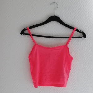 Linne  - NeonRosa linne. Fint skick, använt ett par gånger. Finns i Malmö, går bra att swisha. Ska det skickas via paket får du betala för frakten. 