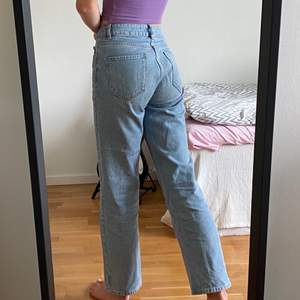 Säljer dessa trendiga raka jeans från Nakd i modellen Front pleat jeans! De är i nyskick och är i storlek 36. Jag är 173 lång och de är lite korta på mig. De är inte strukna på bilden därför veck.