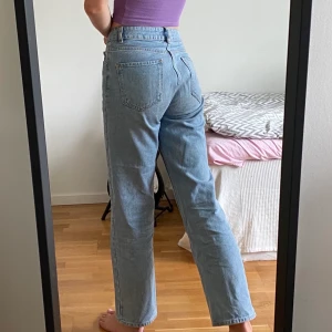 Trendiga raka jeans - Säljer dessa trendiga raka jeans från Nakd i modellen Front pleat jeans! De är i nyskick och är i storlek 36. Jag är 173 lång och de är lite korta på mig. De är inte strukna på bilden därför veck.