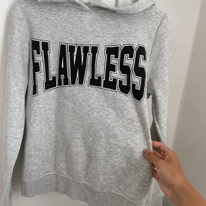 Hoodie  - En hoodie från Gina tricot med tryck på bröstet, storlek M. Nypris 199kr, mitt pris 80kr + frakt 