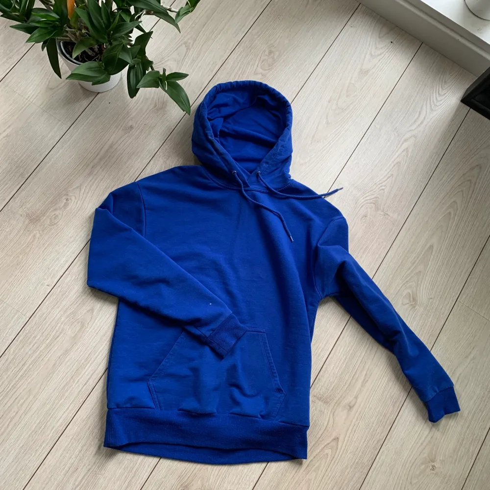 Superfin hoodie, men blå är inte riktigt min färg. Köptes för 399 kr. Frakt tillkommer. . Hoodies.