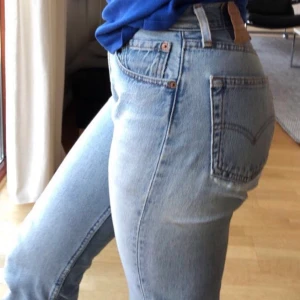 Vintage Levis jeans 501 - Mina älskade 501 jeans passar tyvärr inte mig längre, har små slitningar som man ser på bild 3, tror dessa lätt skulle kunna lagas, även större slitningar som lagats🥰 Buda