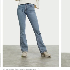 Bootcut jeans blåa - Dessa är helt nya och oanvända. Har gjort egna hål i dem vid knäna, vilket jag tycker blev mycket snyggare! Skriv om du skulle vilja ha mer bilder. Passar långa också 😛