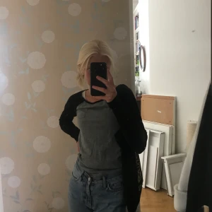 Svart och grå långärmad tröja - Säljer denna tröja då den inte riktigt är min stil :) Kontakta vid intresse!