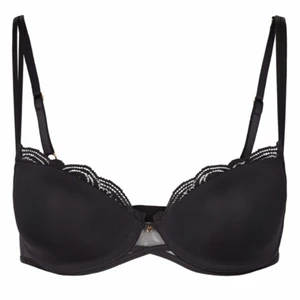 Helt oanvänd BH med fina detaljer - En helt oanvänd BH från chantelle (prislappen sitter kvar) med fina spets och guldiga detaljer💛 | Modell pyramide revealing t-shirt bra |  Storlek 70C | NYPRIS: 640kr🥰 Frakt tillkommer