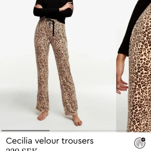 Mjukisbyxor i leopardmönster🦋 - Säljer ett par mjukisbyxor i leopardmönster från Ginatricot🦋 Strl: XS Använt ett fåtal gånger! Riktigt sköna, velour material🥰 Skriv om ni har någon fråga eller vill se en bättre bild🦋Pris går att diskutera!