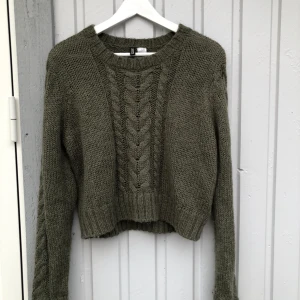 Stickadtröja - En mörkgrön, mysig, stickd tröja i storlek medium. Superskön att bara slänga på sig en sommarkväll. Säljer då jag äger alldeles för många stickade tröjor. Sparsamt använd, fint skick. 40kr + frakt. 🦋💫💛