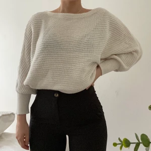 Stickad från NA-KD - Stickad tröja med ”lite offshoulder”. Man kan ha den med ena sidan över axeln. Har en bred mudd längst ner som är lite tightare💖Jag möts upp i Stockholm vid köp på 2 eller fler plagg, annars kan jag frakta föt 42kr