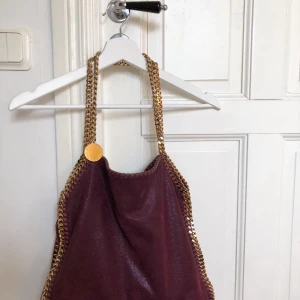 STELLA MCCARTNEY VÄSKA - Säljer min älskade Stella McCartney Falabella shaggy Deer Small Tote! 35 cm på både bredden och höjden (mellanstor). Mycket bra skick. Säljer vidare pga sparar till ny goding☺️☺️ självklart äkta. Dustbag medföljer. priset är inkl frakt!
