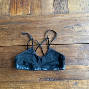 Calvin Klein Topp - Jätte fin Calvin Klein topp som funkar till både sport och vardag, använd någon gång och är i fint skick