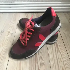 Veja sneakers i mörk lila/röd i str38.