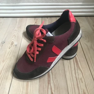 Veja Sneakers - Veja sneakers i mörk lila/röd i str38.