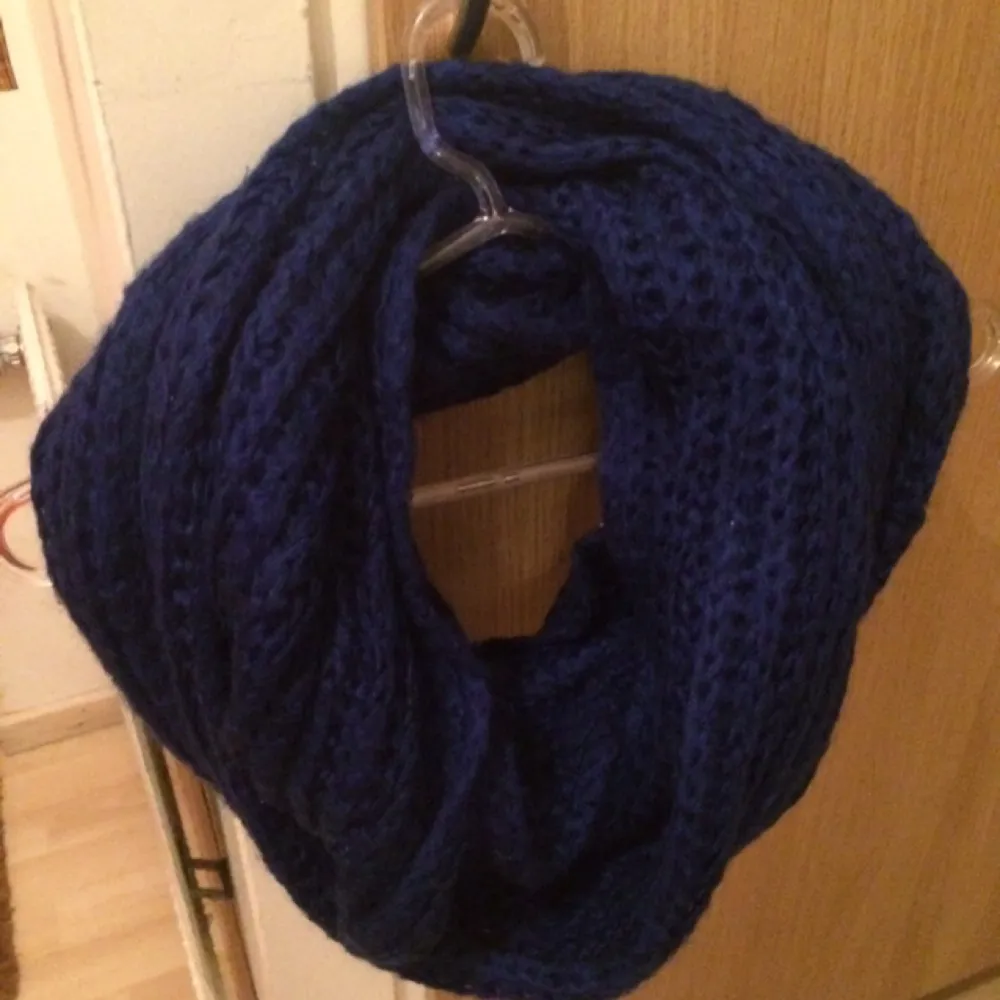 Dark blue scarf. Accessoarer.