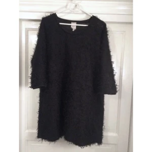  - Fluffig tröja i lite längre modell från Monki!