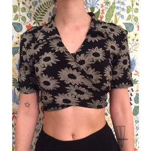  - KAXIG omlott-topp!! 🌻🌻🌻 knyt bak eller gör en kaxig knytning fram. Sommartider hej hej
