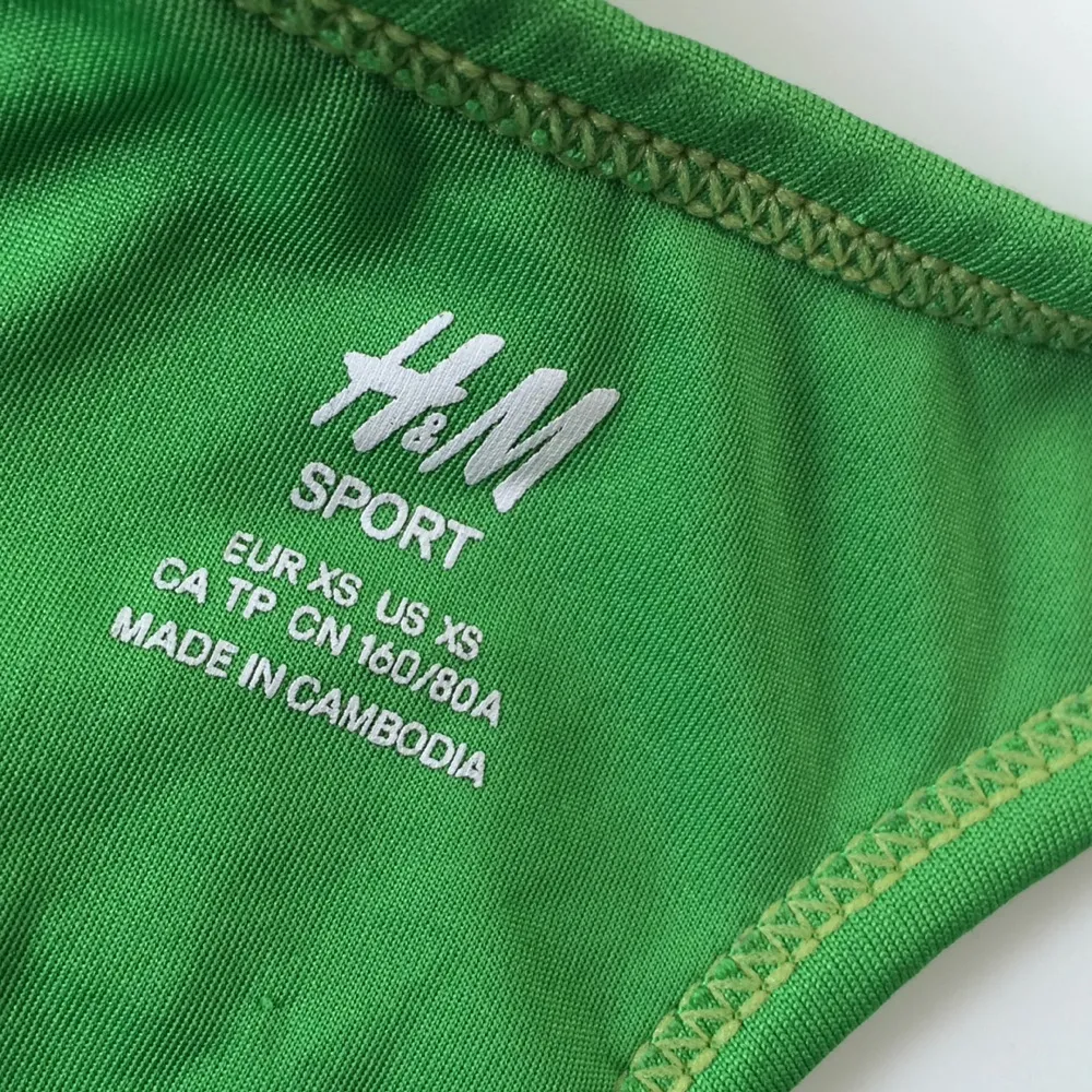 Grön sport-bh från hm 
Sparsamt använd . Toppar.
