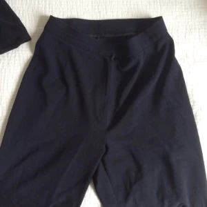  - Kostymbyxor som är raka i modellen. Har en liiiiten slits längst ner ;) stretchigt material. 