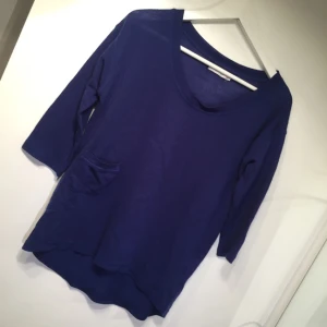  - Finstickad blå tröja. Använd men fint skick. Swishbetalning, frakt tillkommer. 