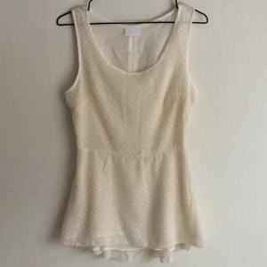  - "Glittrig", utsvängd blus från vila
Använd 1 gång.