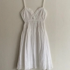  - Vit kort klänning från Cubus. Dubbeltyg så den är inte genomskinlig. 