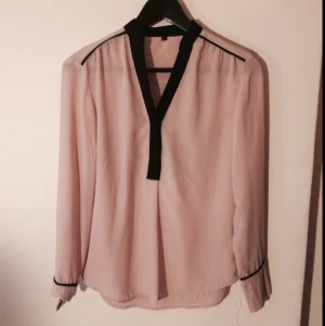  - Snygg rosa blus med svarta detaljer. Aldrig använd